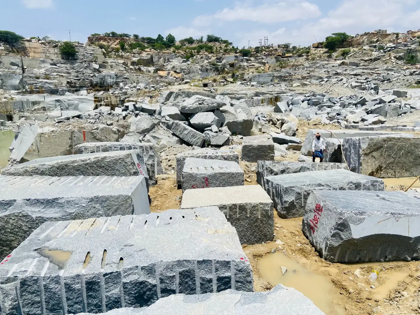 Wide view of the Satvaexport granite quarry working face